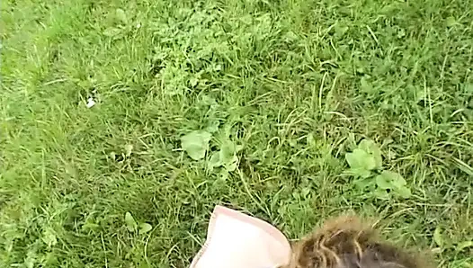 Симпатичная телочка-блондинка сосет твердый член на улице