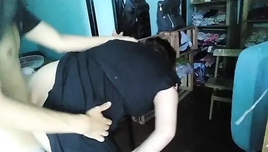 Göğüsleriyle oynuyor ve sikişiyor