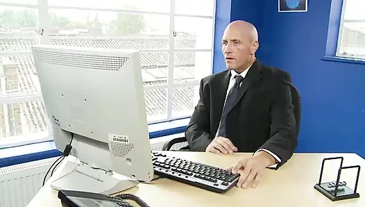 Büyük götlü orta yaşlı seksi kadın sekreter için memelere boşalma