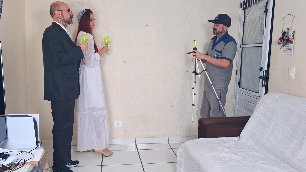 新婚新娘在拍照，而她的丈夫在外面等待