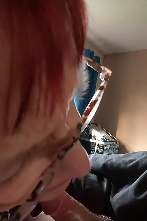 اللعب مع مؤخرتي أثناء BJ