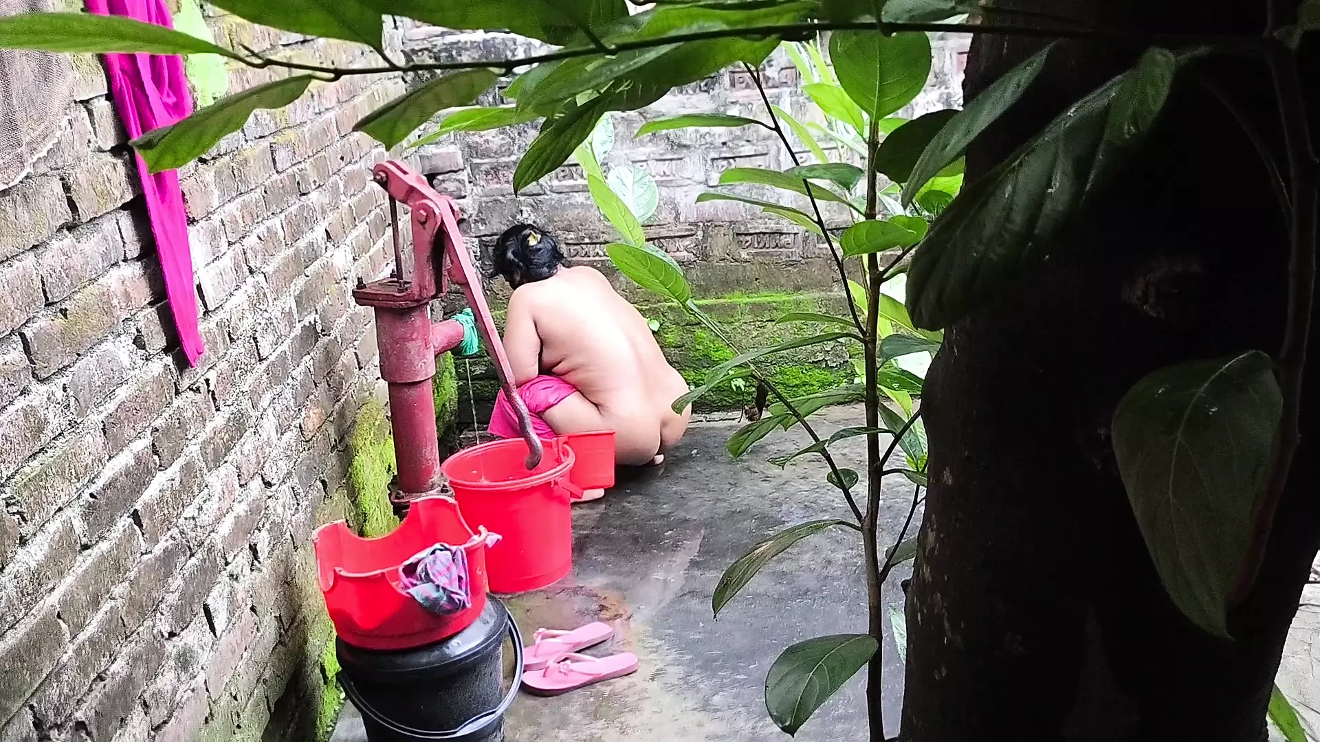 Eu vejo minha tia indo tomar um banho depois que eu adormeceu e fodi a bunda