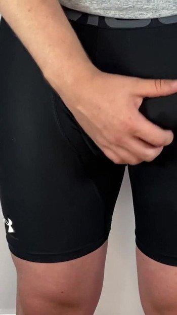 Morate vidjeti trenutak iz "Ogroman kurac, handsfree analni vibrator svršavanje u uske hlače"