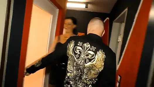 Sexy dicke möpse lieben den schwanz in der muschi im mund ... in den mund kommen