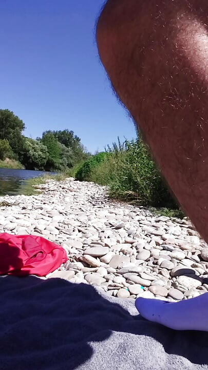 Přírodní nahá sissy u řeky