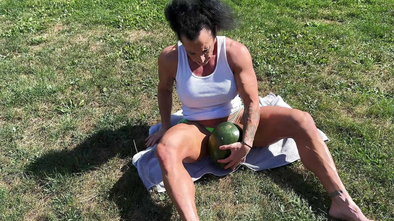 Mamă sexy musculoasă Kandys Pepene verde Zdrobire dominare