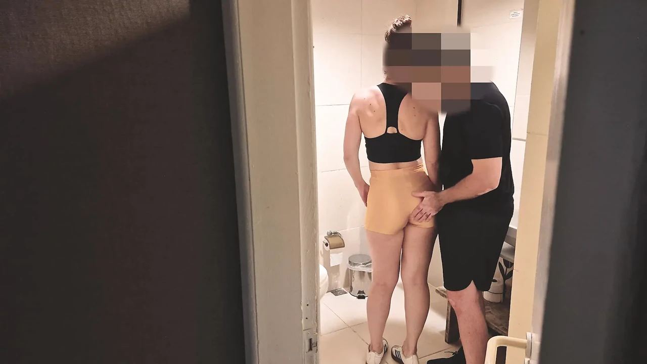 健身房浴室惊喜 - 她被抓到屁股并拿走了我的精液