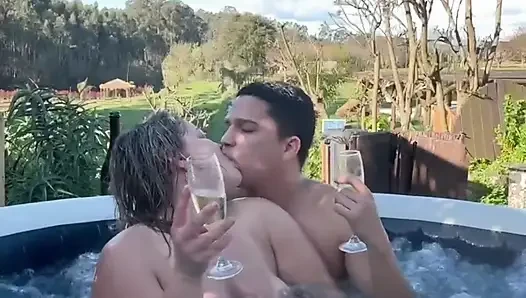 Seks di luar ruangan sama tante seksi rambut pirang di bak mandi air panas - jacuzzi