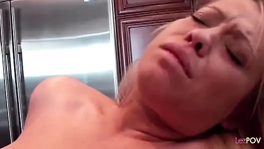 Ciuman mesra lesbian rambut pirang berujung fingering dan jilat memek ajaib