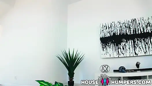 Hailey Rose yeni boşanmış büyük memeli ev sahibi seks kaseti öneriyor ve açık evde iki adam tarafından sikiliyor