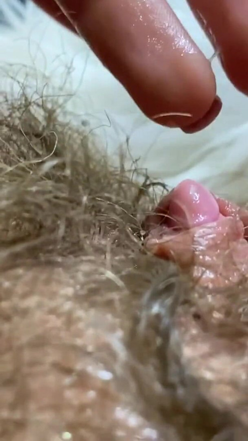 Enorme clítoris erecto follando vagina - gran orgasmo en el interior | Clip 1
