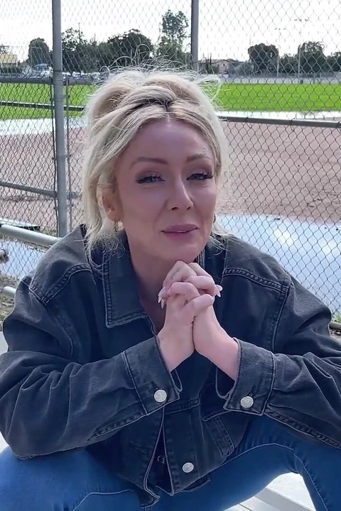 好奇的金发熟女sadie summers第一部色情片