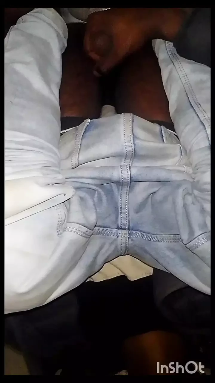 Il ragazzo desi si siede in bagno nel suo villaggio