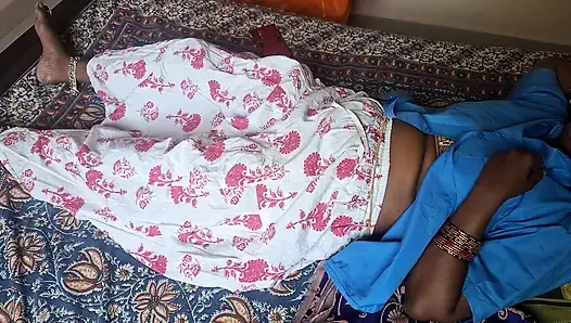 Indische verheiratete ehefrau zeigt navel, einen deal mit hausbesitzer zu haben