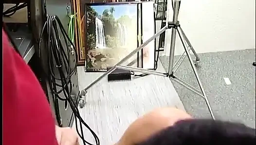 Сучка-брюнетка отсасывает хуй и шпилится сзади на кастинге