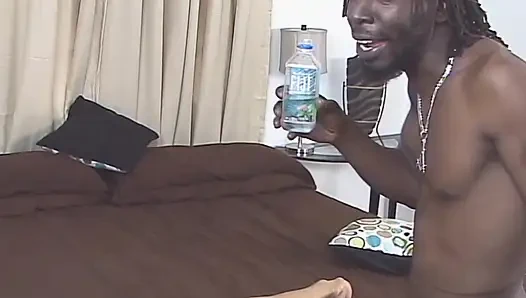 Извращенная девушка отсасывает огромный пенис