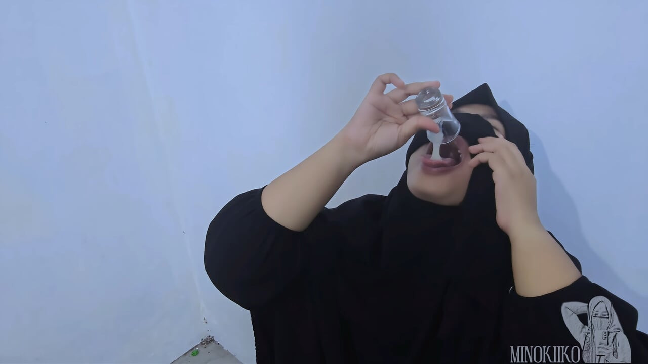 Hijab Girl with Niqab Drink a Fresh Cum from A Stranger in Waiting Room - Minokiiko