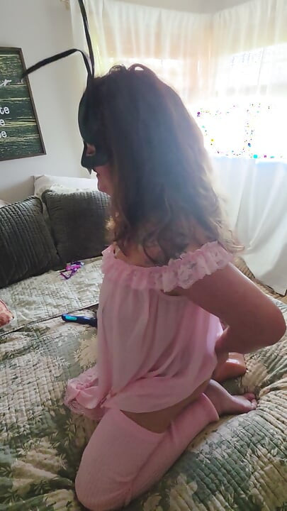 El consolador de doble penetración de Scarlett con máscaras de cuero