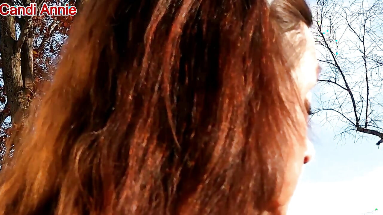 Candi Annie 在戶外擠出一堆熱騰騰的奶油精液