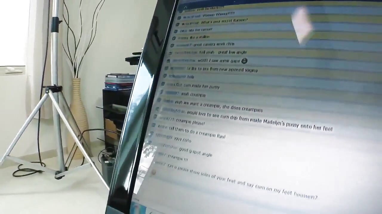 Mi vecina, una zorra con grandes tetas y cabello castaño follada en la webcam
