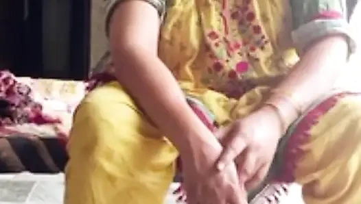 Menyetubuhi istrinya di pantatnya yang subur dengan kontol besarnya