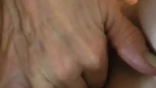 Goode girl joi saat dia lagi mamerin memek bebasnya sama kamu