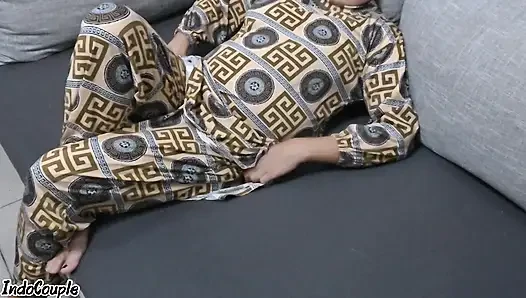 Adik tiri colok di ruang tamu aku bantuin dia puas