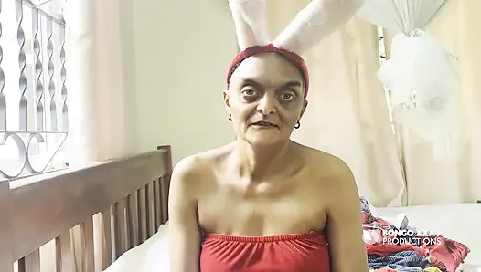 Nenek mesum ini ngentot pantat nenek ini pakai kelinci natalnya kayak baju , jadi aku bisa ngentot pantatnya -[ai-generated]