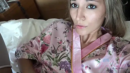 Moka Mora şehvetli bir ayakla muamele için yarağını yumuşak ayak parmakları arasında tutuyor, sonra derin bir dölleme domaltarak bitirmek için eğiliyor.