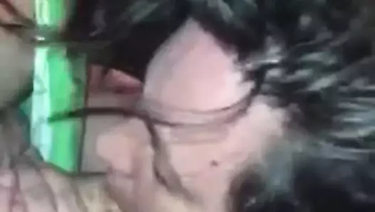 Шаловливая девушка