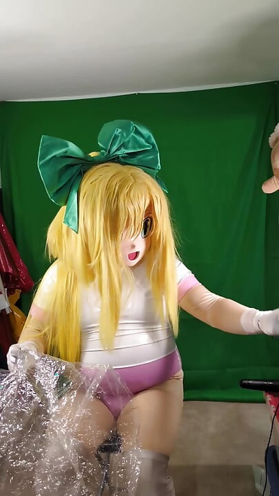 基古魯米穿著PVC健身服裝喘不過氣來