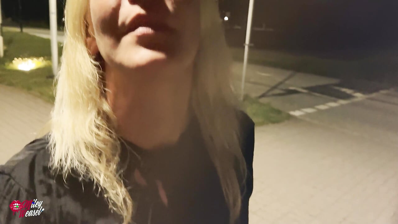 멋지네요!! 기차역 한복판에서 성욕 넘치는 창녀가 섹스당하다!!