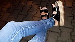 Crossdresser w miejscach publicznych - seksowne stopy i seksowne sandały na platformie
