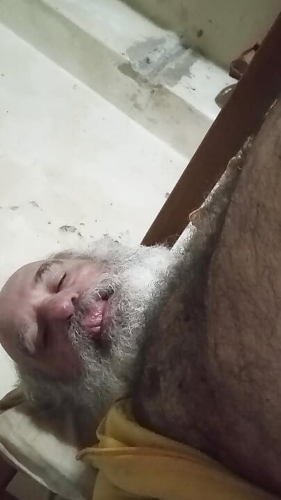 UN VIEUX MEC COQUIN ET POILU AVEC UNE MACRO DE PÉNIS TRÈS ÉPAISSE