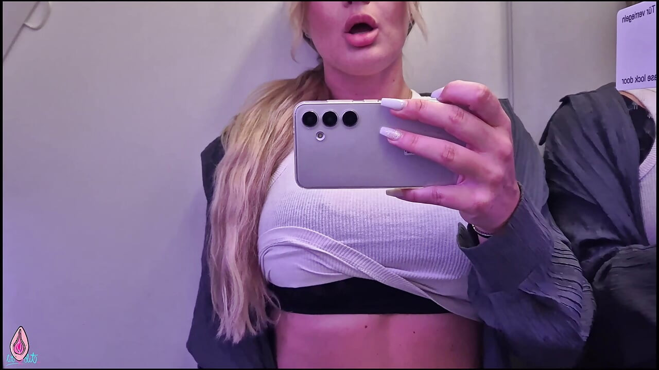 Cheating girl gives risky blowjob on the plane on a business trip