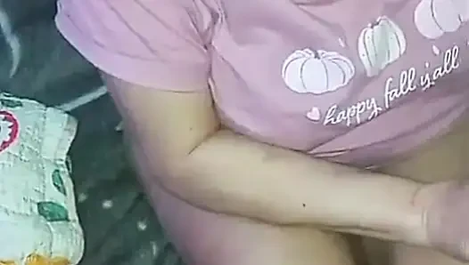 Cewek dominan lagi asik nyepong kontol sampai dicrot di mulut Aku suka nyepong kontolnya! Aku suka banget kalau cowok ini crot di mulutku!