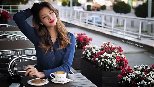 Si cantik rusia magnetik lagi asik mainin asap rokok
