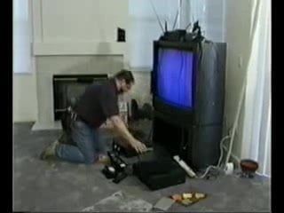 Człowiek telewizyjny naprawia nie tylko telewizor