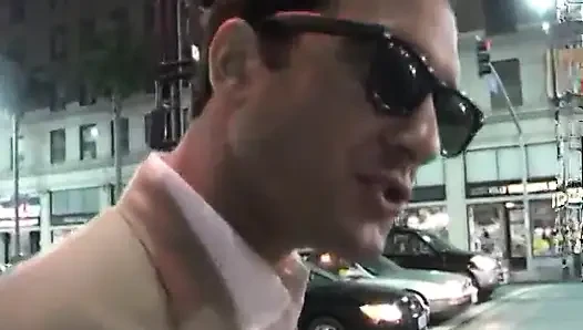 Şehvetli erkek delisi şişman bir aygır yarağını okşuyor ve şapırtılıyor ve sonra sikiliyor