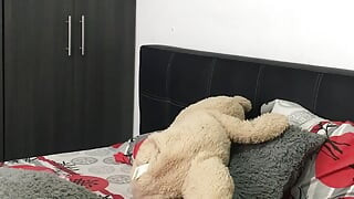 Moja djevojka se samozadovoljava u donjem rublju i pokazuje mi svoje sise.