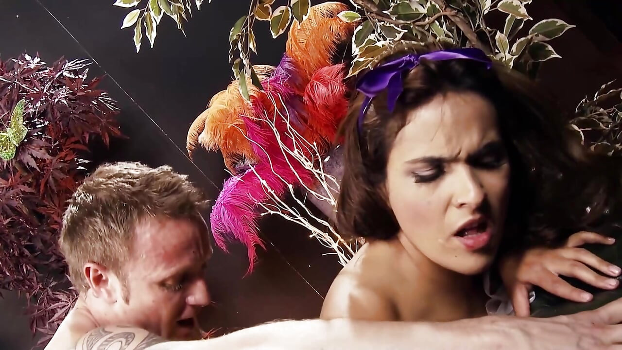 Seksi Fairies_scene peri gibi giyinmiş 1 büyük memeli esmer büyük yarakla sert sikişiyor