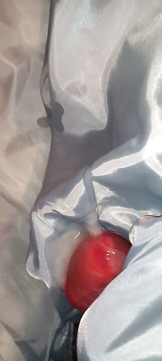 그녀의 파란색 패딩코트 안감에 박기