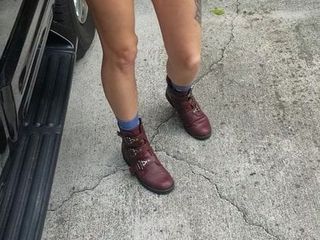 Doamnă sexy tatuată cu cizme, partea a treia
