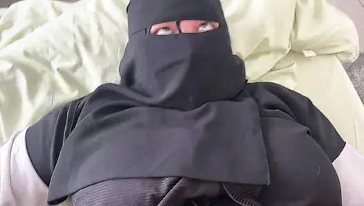 Aman Tanrım, başörtüsü ve seksi şeffaf çoraplar takan bir Arap kadınla seks yaptım.