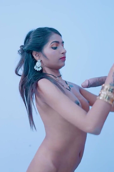 Jija Ji Séduit Sa Sexy Sali Sur Le Lit Et Lui Demande De Lui Tailler Une Pipe