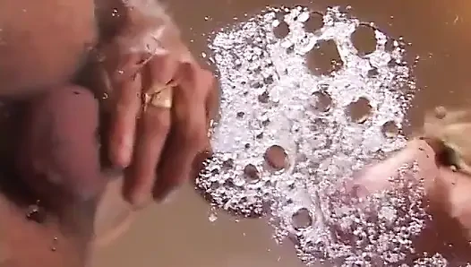 Azgın adam iki seksi kızdan güzel bir oral seks yapıyor