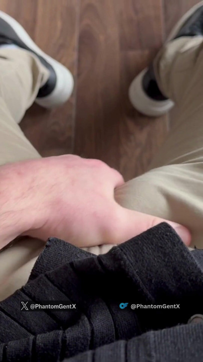 Beruang jerman yang kuat memamerkan kontolnya pagi-pagi - phantomgentx