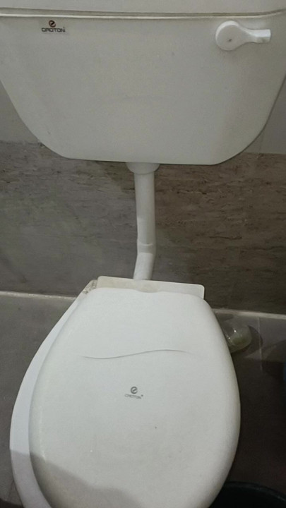 Çok yüksek sesle işedi.