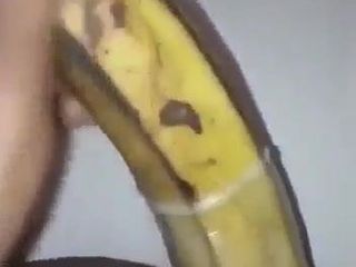 Amigo aficionado follando un plátano y chorro