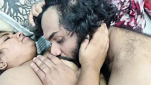 Göğüsler emiyor ve meme ucu yalıyor